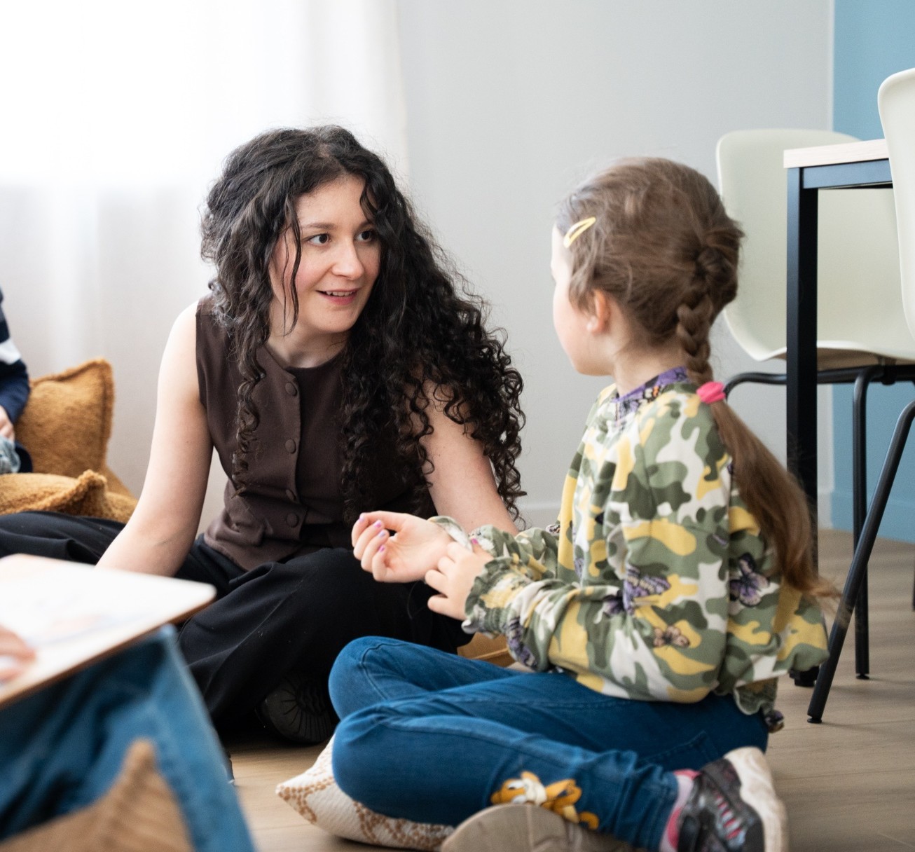 Mamma un bērns lasa kopā siltā Ziemeļvalstu stila klasē