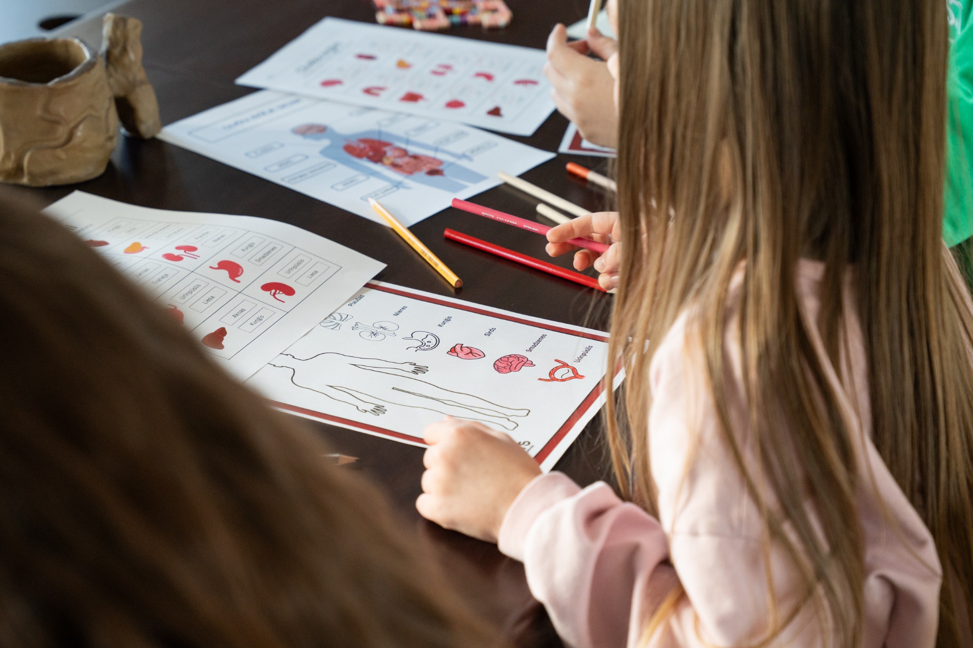 Meitene strādā ar radošu mācību materiālu