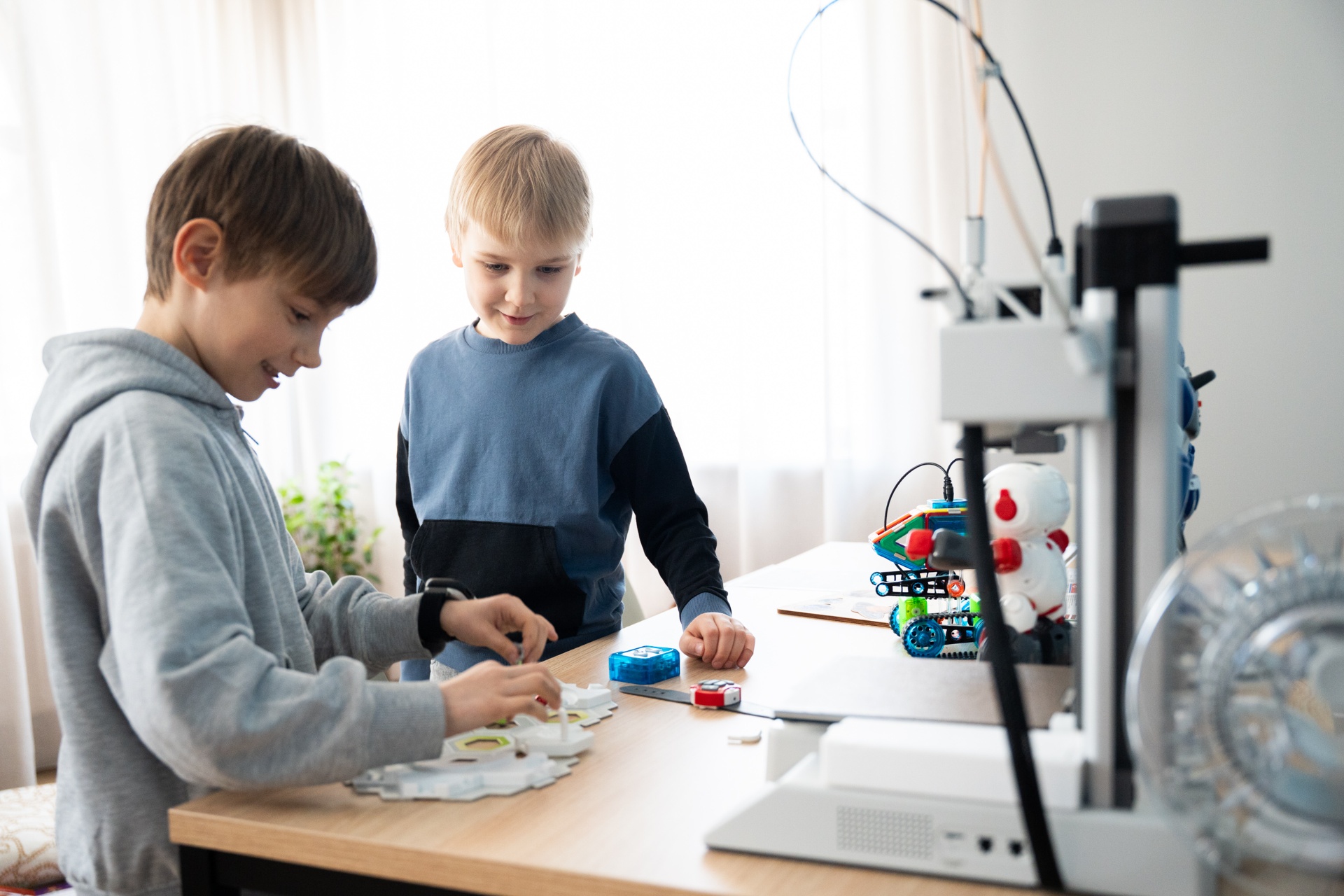 Bērni darbojas ar robotiku un 3D printeri