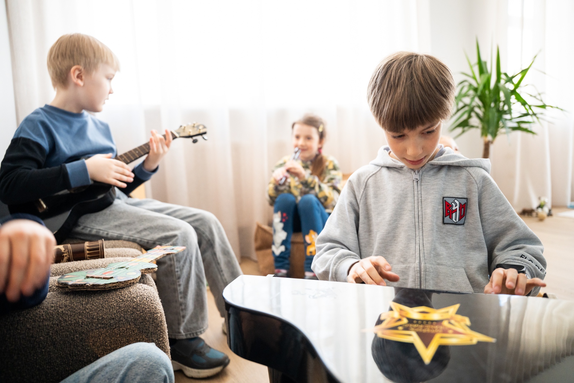 Bērni muzicē — ukulele un klavieres